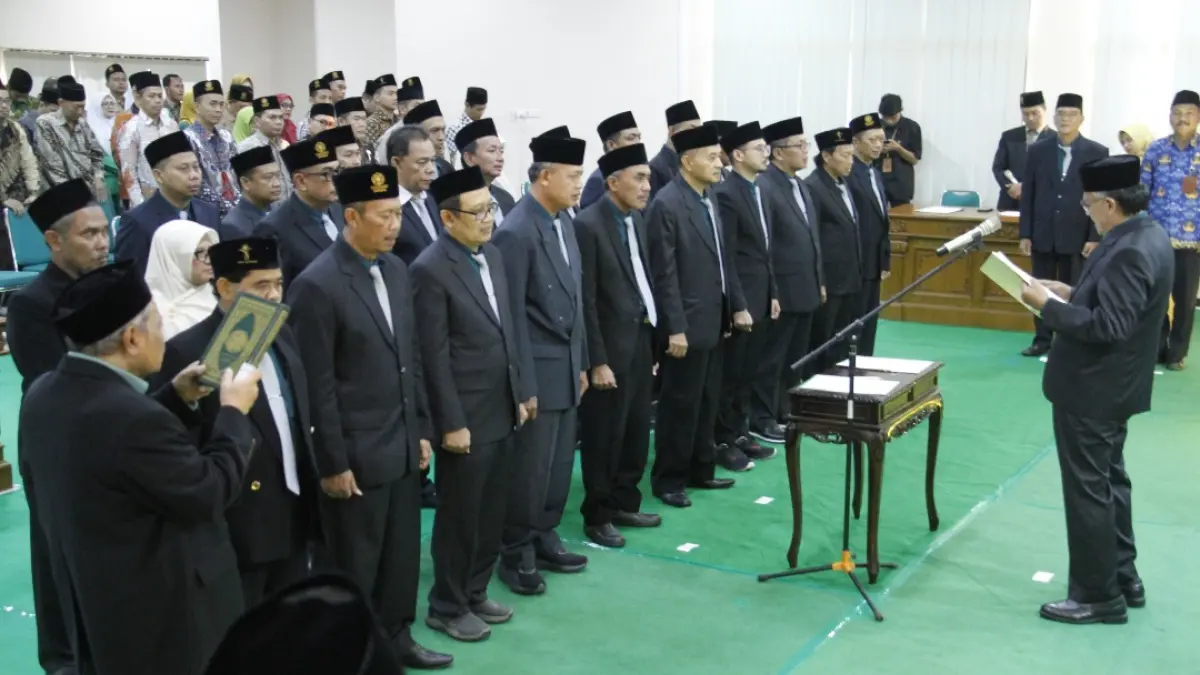 KHIDMAT: Proses pengambilan sumpah jabatan pengurus dan pengawas YAPTINU masa bakti 2026-2031 pada Selasa (17/3) sore. (FIKRI THOHARUDIN/RADAR KUDUS)