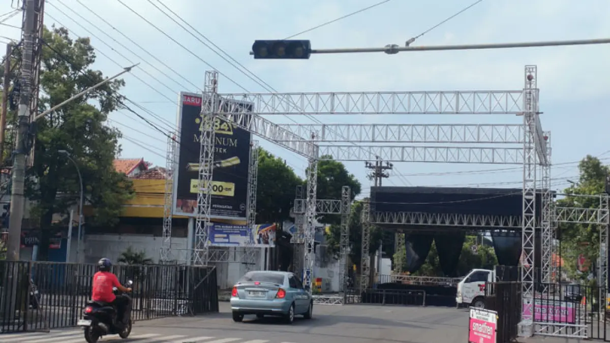 MEGAH: Panggung kehormatan Thong-Thong Lek 2026 sudah berdiri di perempatan Zaeni Rembang untuk disiapkan tamu VIP dan bintang tamu acara, kemarin. (WISNU AJI/RADAR KUDUS)