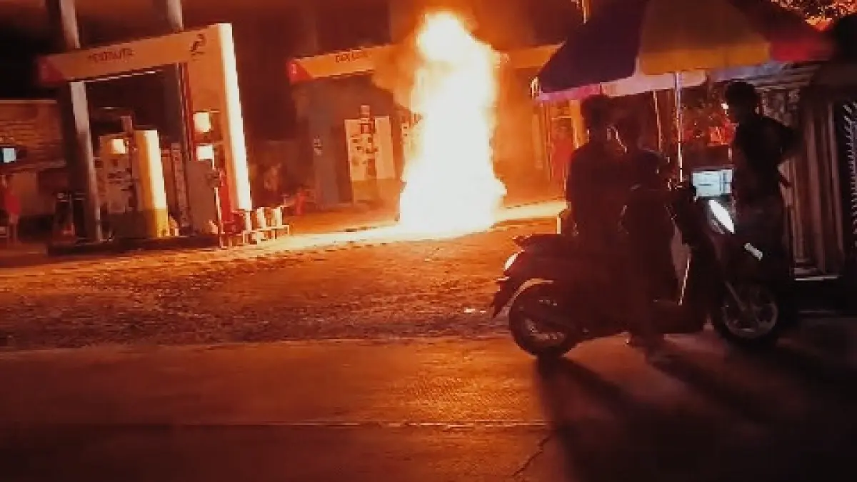 MEMBARA: Motor terbakar di SPBU Sedan saat isi BBM jenis pertalite Senin malam (16/3). (TANGKAPAN LAYAR UNTUK RADAR KUDUS)
