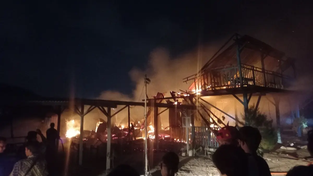 MEMBARA: Si Jago Merah membakar warung di Pantai Pelayaran, Karangkebagusan, Jepara pada Senin-Selasa (16-17/3) dini hari. (FIKRI THOHARUDIN/RADAR KUDUS)