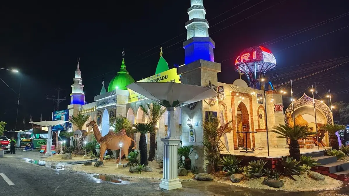 MENARIK: Pos Pelayanan Terpadu Simpang Lima Purwodadi pada malam hari.