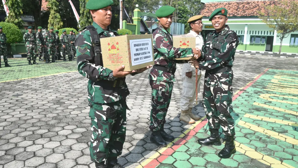 PEDULI: Dandim 0717/Grobogan Letkol Inf Wefri Sandiyanto saat memberikan bingkisan ke prajurit dan PNS Kodim Grobogan. (Pendim 0717/Grobogan untuk Radar Kudus)