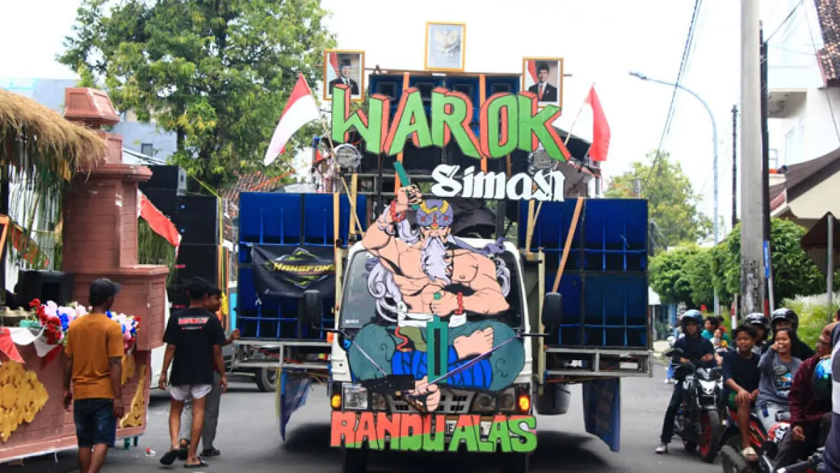 PENUH KREATIFITAS: Deretan kendaraan lengkap properti dan sound karnaval untuk digunakan festival Thong-Thong Lek 2026 Kabupaten Rembang. (WISNU AJI/RADAR KUDUS)
