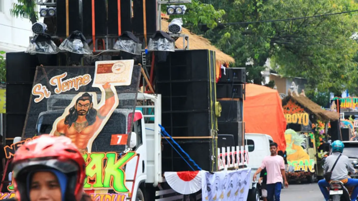 PENUH KREATIFITAS: Deretan kendaraan lengkap properti dan sound karnaval untuk digunakan festival Thong-Thong Lek 2026 Kabupaten Rembang. (WISNU AJI/RADAR KUDUS)
