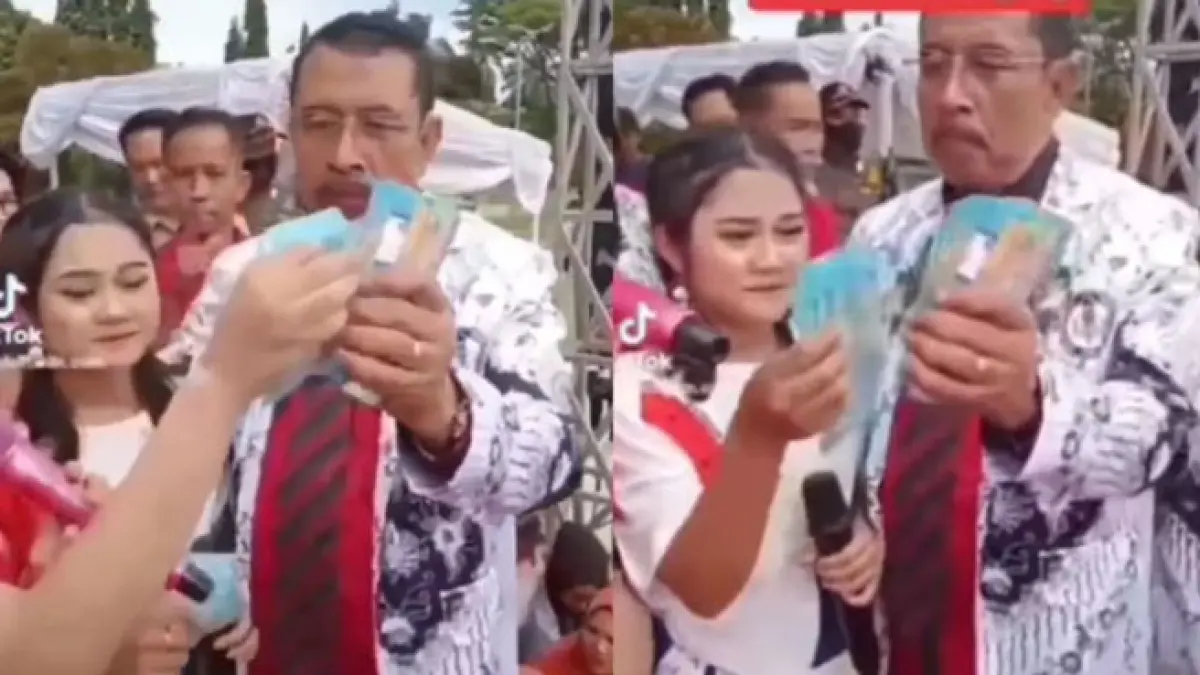 Penyanyi minta sawer ke penonton