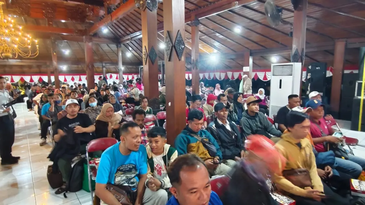 SAMPAI KAMPUNG HALAMAN  – Ratusan pemudik gratis asal Kabupaten Grobogan tiba di Pendopo Kabupaten Grobogan, Senin malam (16/3). 