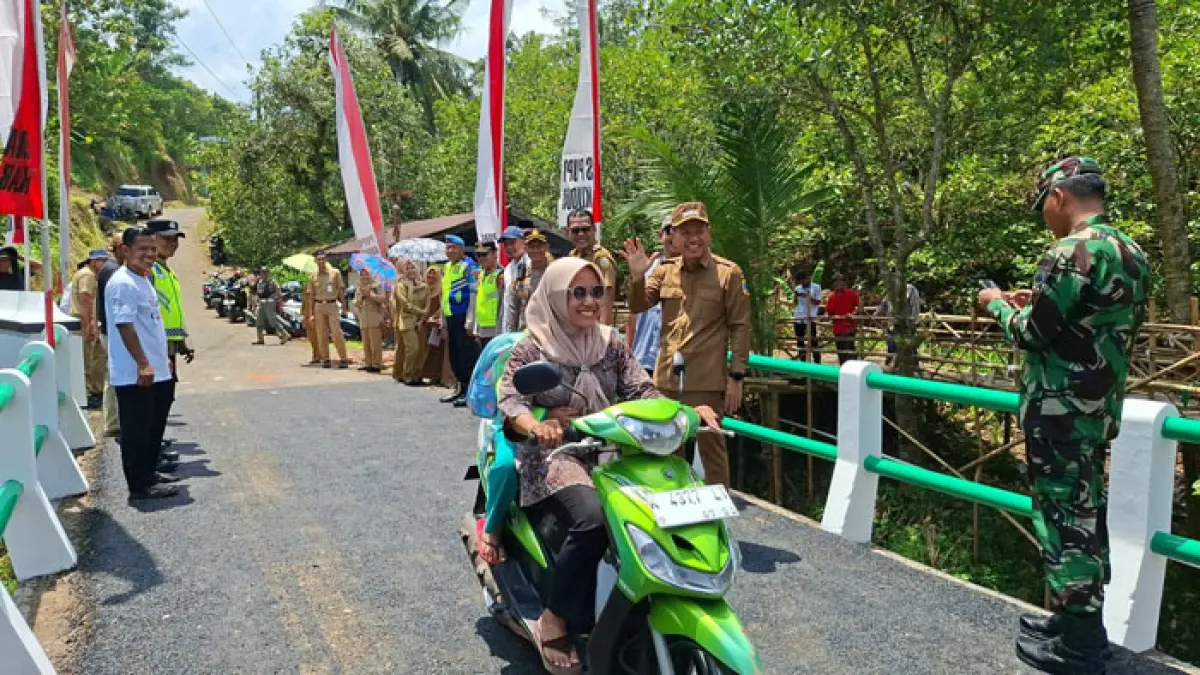TES: Bupati Kudus Sam’ani Intakoris menguji jembatan yang baru diresmikan dengan melihat pengendara melintas, Senin (16/3). (ANDIKA TRISNA SAPUTRA/RADAR KUDUS)