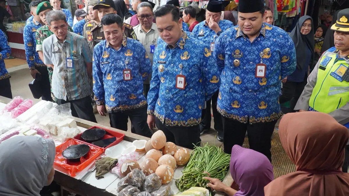 TURUN LANGSUNG: Bupati Jepara Witiarso Utomo bersama Wakil Bupati Jepara Gus Hajar dan jajaran meninjau Pasar Jepara 2.