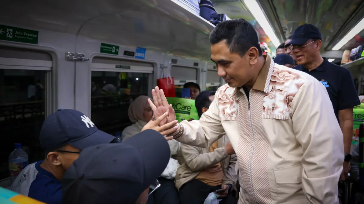 Wakil Gubernur (Wagub) Jawa Tengah, Taj Yasin Maemoen menutup pemberangkatan music bersama dengan kereta api
