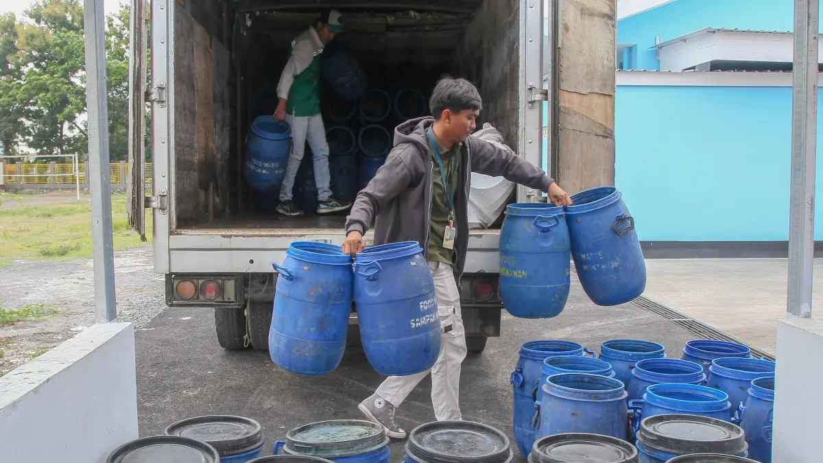 DIANGKUT: Petugas PPO mengangkut sampah sisa MBG di SPPG Polres Kudus