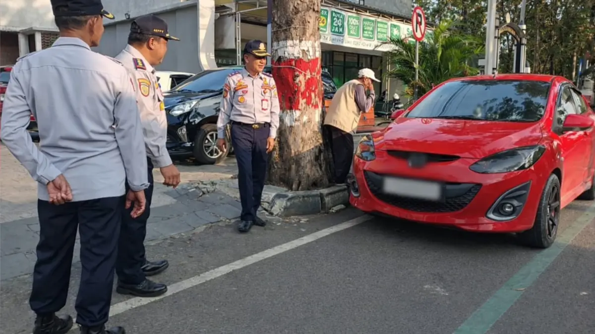 DIARAHKAN: Pengendara mobil yang parkir di marka sepeda diminta memindahkan parkir di sisi barat Jalan R Suprapto Kota Purwodadi. (Dishub Grobogan untuk Radar Kudus)
