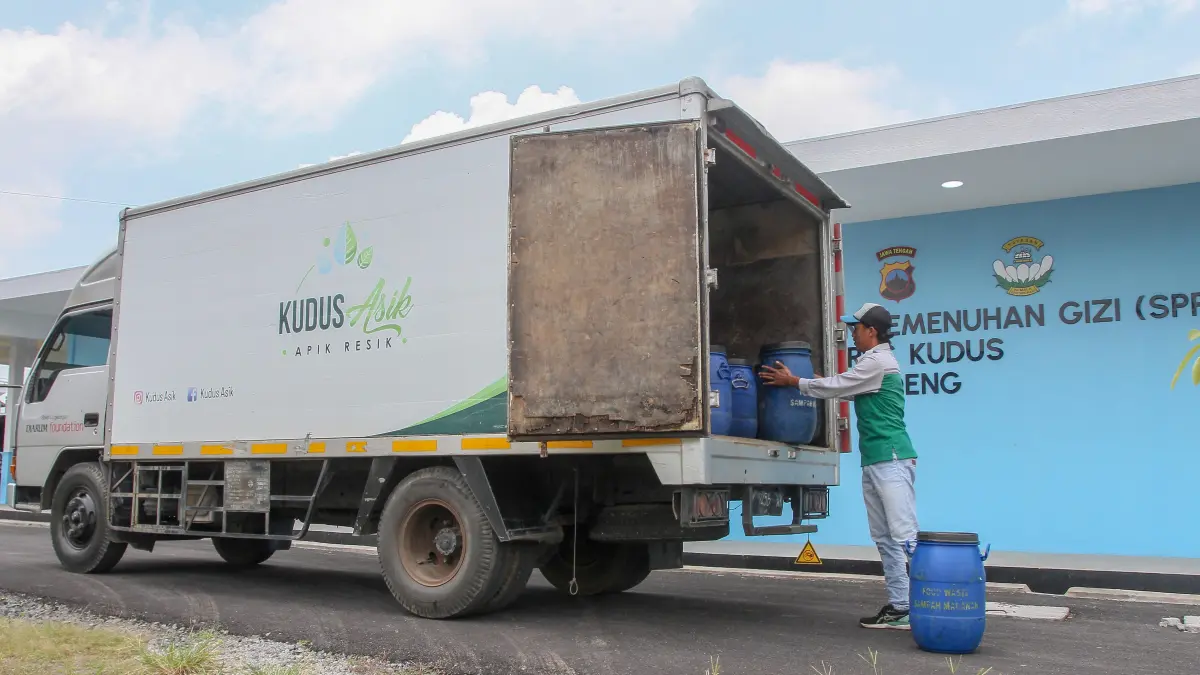 DIMUAT: Petugas memasukan sampah sisa MBG untuk diolah menjadi kompos.