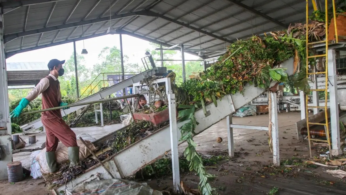 DIPROSES: Petugas PPO memasukan sampah organik ke dalam mesin pencacah.
