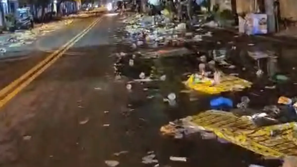 DLH RBG UNTUK RADAR KUDUS
PENUH SAMPAH: Jalan Kartini yang menjadi pusat keramaian acara Thong-Thong Lek penuh dengan sampah plastik kemarin (18/3).