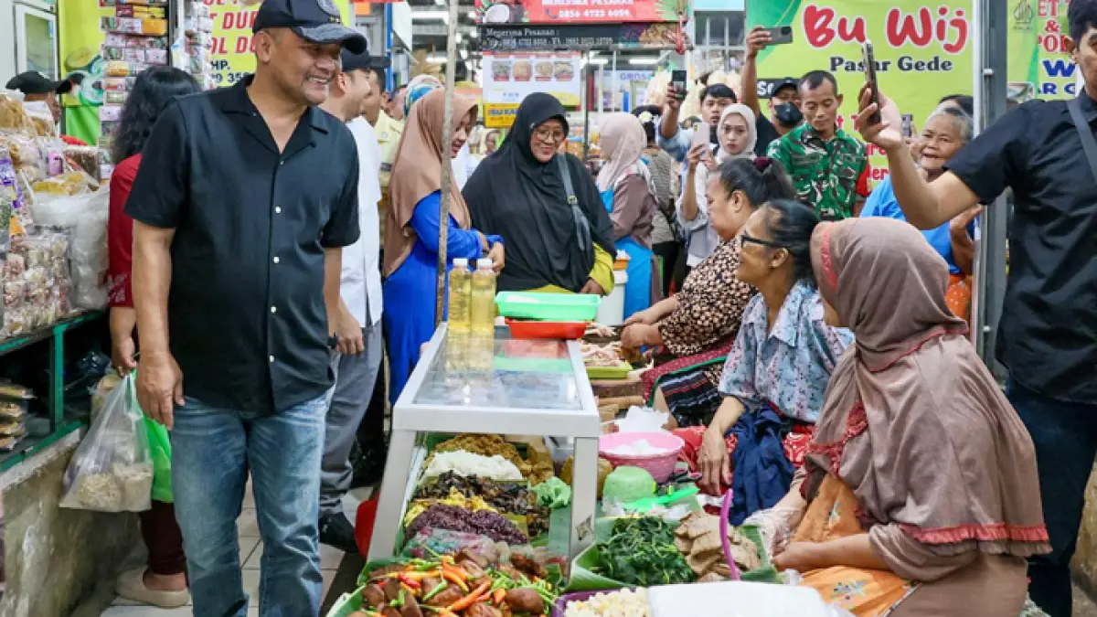Gubernur Jawa Tengah, Ahmad Luthfi, sidak Pasar Gede, Solo, Rabu (18/3/2026), untuk memastikan harga dan pasokan bahan pokok tetap terkendali. (PEMPROV JATENG UNTUK RADAR KUDUS)