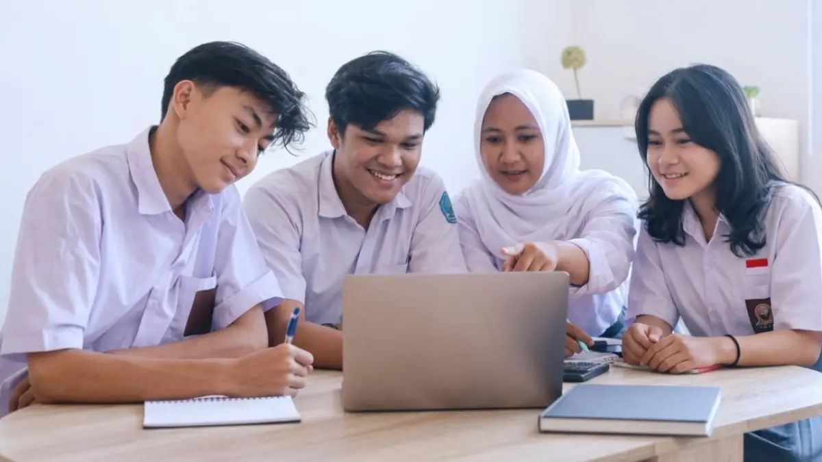 Ilustrasi anak SMA sedang memantau SNBP