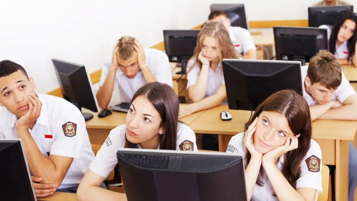 Ilustrasi anak SMA sedang ujian kompetensi memakai komputer (Generated by AI)