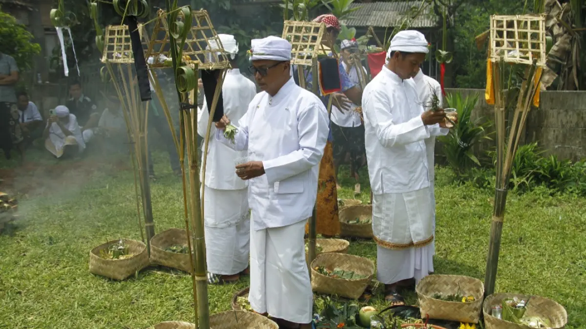 KHIDMAT: Prosesi pengerupukan saat persembahyangan Mecaru untuk mengusir Bhuta Kala (energi negatif atau sifat buruk) di Pura Puser Bumi Desa Plajan, Kecamatan Pakis Aji, Jepara. (FIKRI THOHARUDIN/RADAR KUDUS)