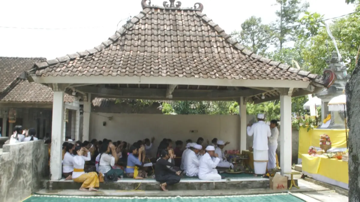 MEMAKNAI: Umat tengah mengikuti persembahyangan di Pura Puser Bumi Desa Plajan Kecamatan Pakis Aji. (FIKRI THOHARUDIN/RADAR KUDUS)