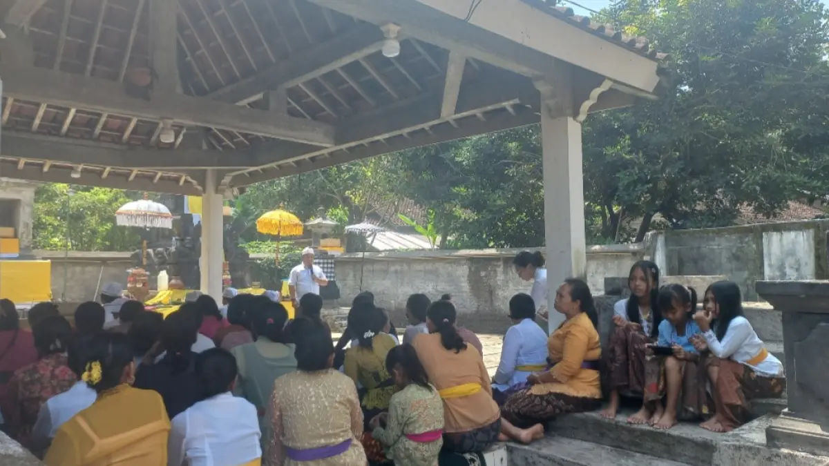 SAKSAMA: Sehari menjelang Nyepi dilakukan persembahyangan Mecaru, Totok Harmanto menyampaikan penyuluhan di sela-sela acara. (FIKRI THOHARUDIN/RADAR KUDUS)
