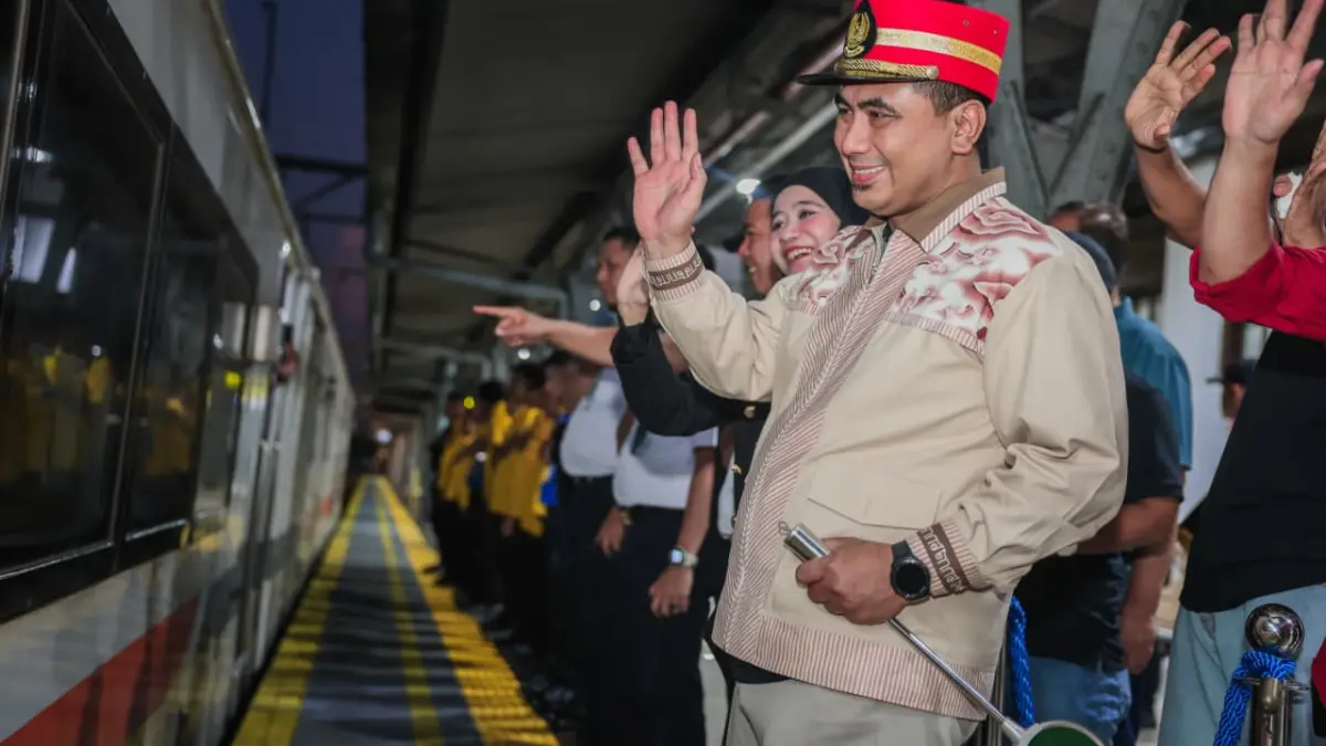 SELAMAT MUDIK: Wakil Gubernur Jawa Tengah, Taj Yasin Maimoen, mewakili Gubernur Jateng Ahmad Luthfi secara resmbi&nbsp;memberangkatkan delapan gerbong kereta ini.
