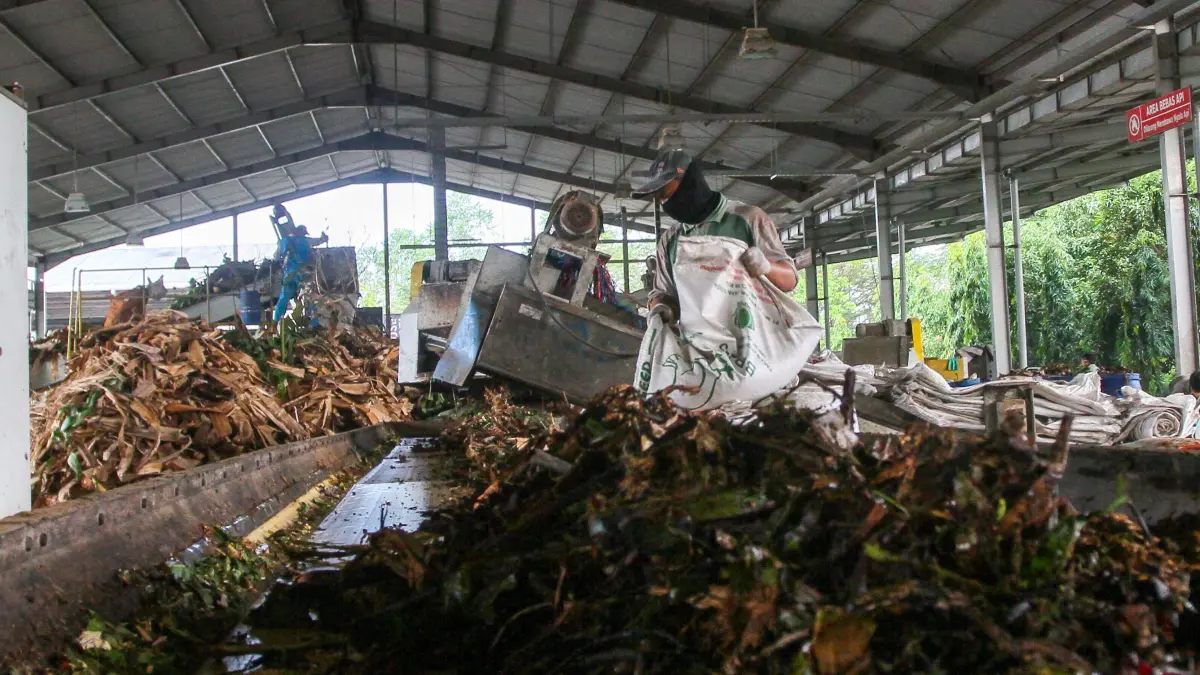 SETENGAH JADI: Petugas PPO memantau jalannya pencacahan sampah organik.