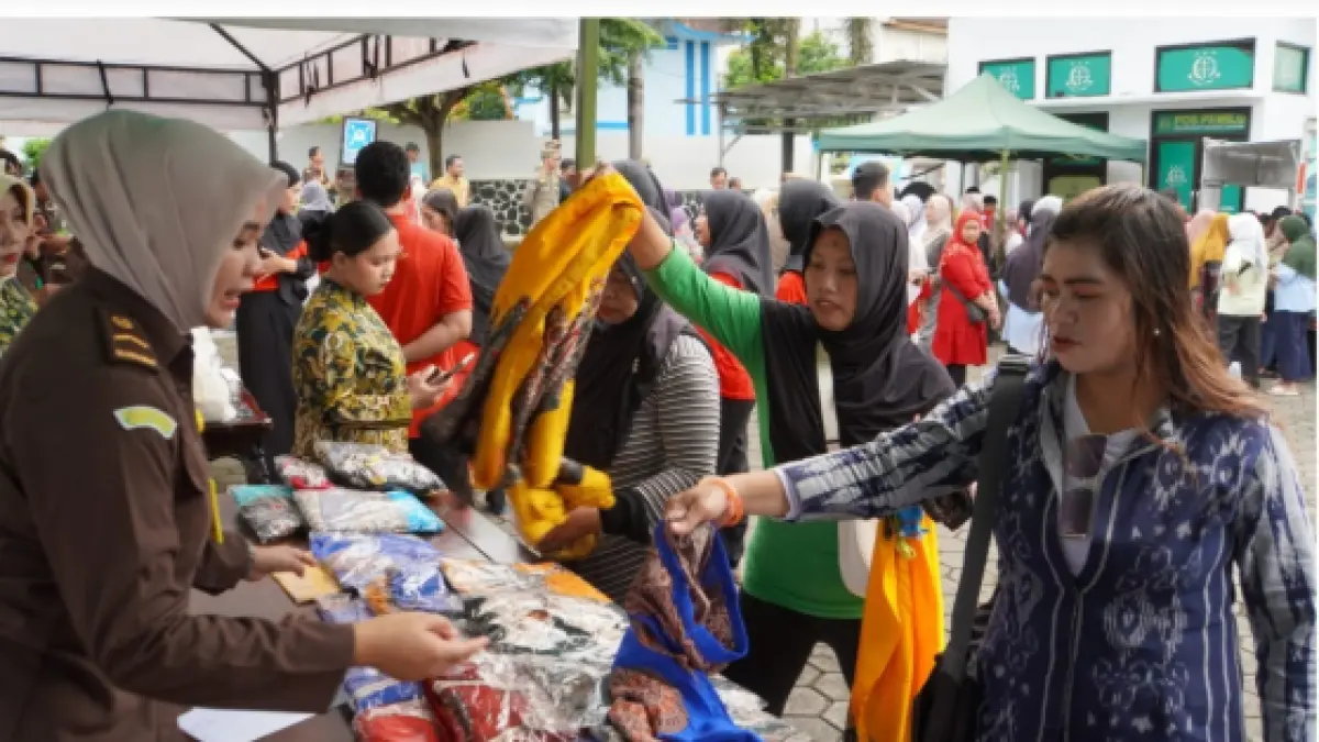 TERJANGKAU: Pemkab dan Kejaksaan Negeri Jepara kembali menggelar pasar murah sebagai upaya menjaga stabilitas harga kebutuhan pokok sekaligus membantu masyarakat mendapatkan sembako dengan harga lebih terjangkau menjelang Idulfitri.