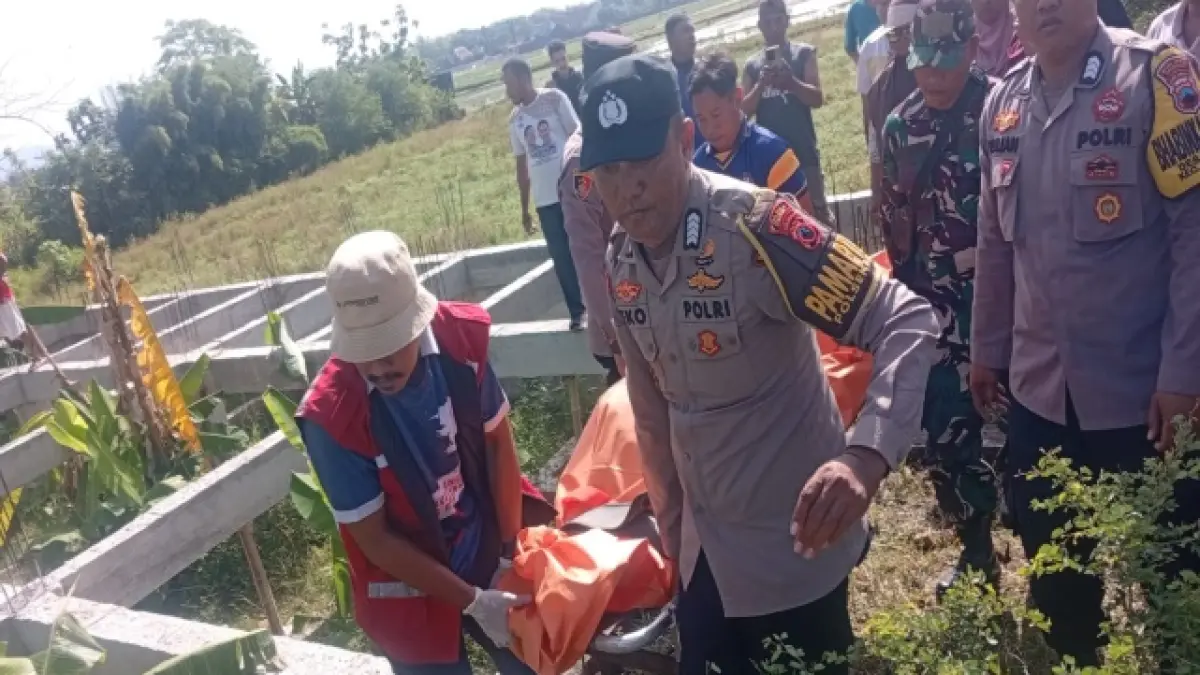 DIEVAKUASI: PMI Grobogan dan Polsek Brati saat mengevakuasi korban. (Polsek Brati untuk Radar Kudus)