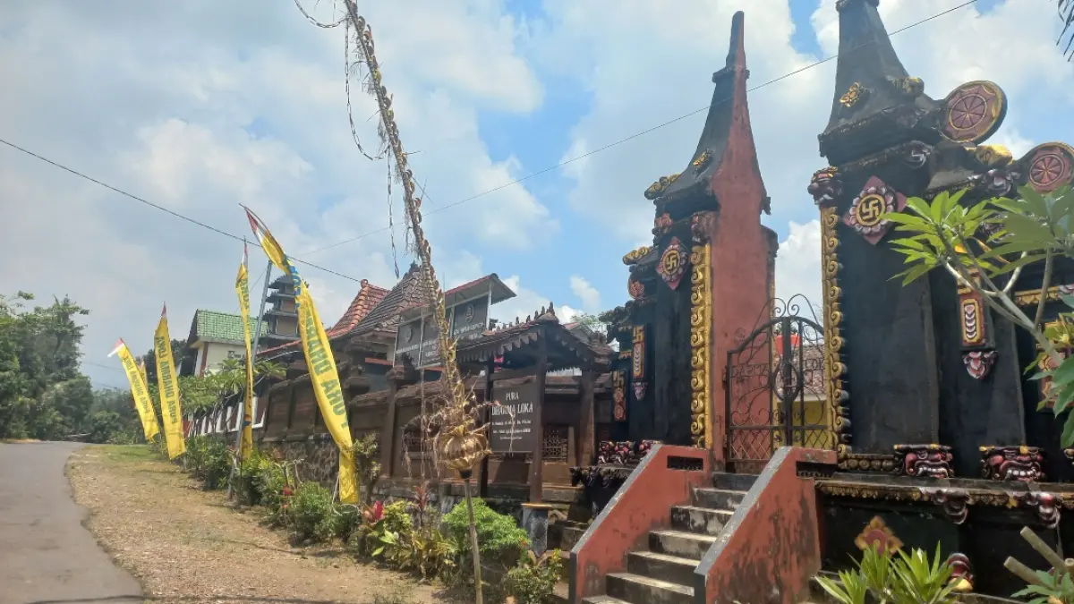 TENTERAM: Kondisi area Pura Dharma Loka turut Jalan Desa Plajan Kecamatan Pakis Aji tampak sepi dalam momen Nyepi. (FIKRI THOHARUDIN/RADAR KUDUS)