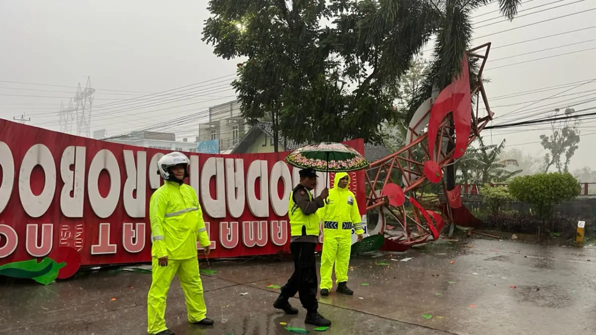 AMBRUK: Kondisi tugu batas kota di Jalan Solo-Purwodadi yang ambruk diterjang angin kencang. (Satlantas Polres Grobogan untuk Radar Kudus)