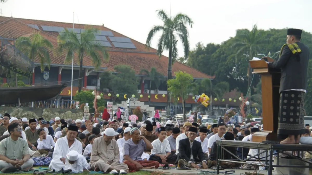 ANTUSIAS: Para jemaah tengah menyimak khutbah Salat Idulfitri. (FIKRI THOHARUDIN/RADAR KUDUS)