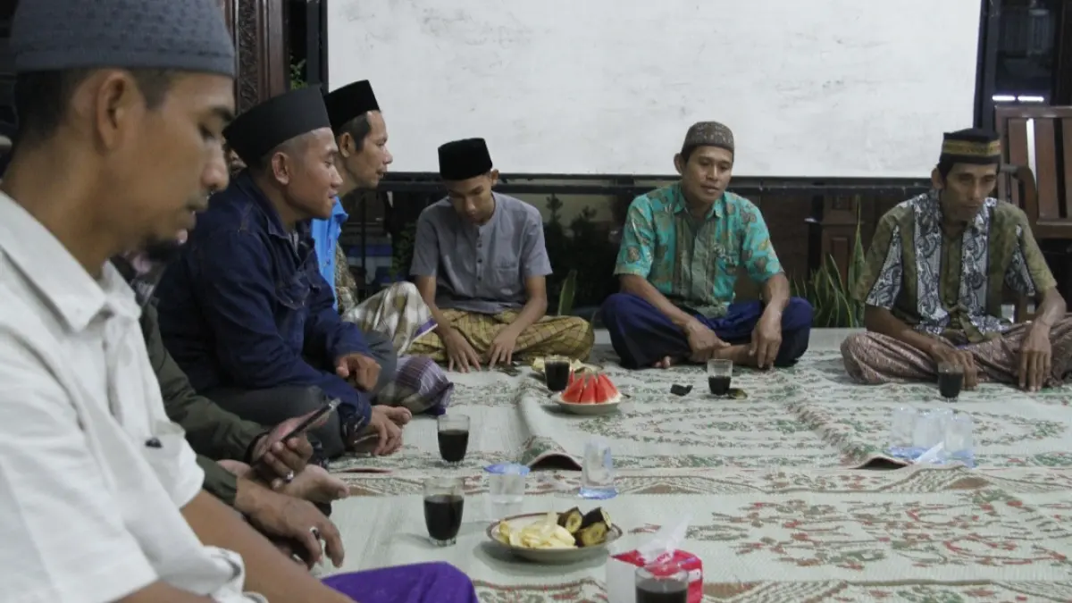 ANTUSIAS: Warga tengah melantunkan kalimat takbir. Berbagai macam suguhan pun disajikan. (FIKRI THOHARUDIN/RADAR KUDUS)
