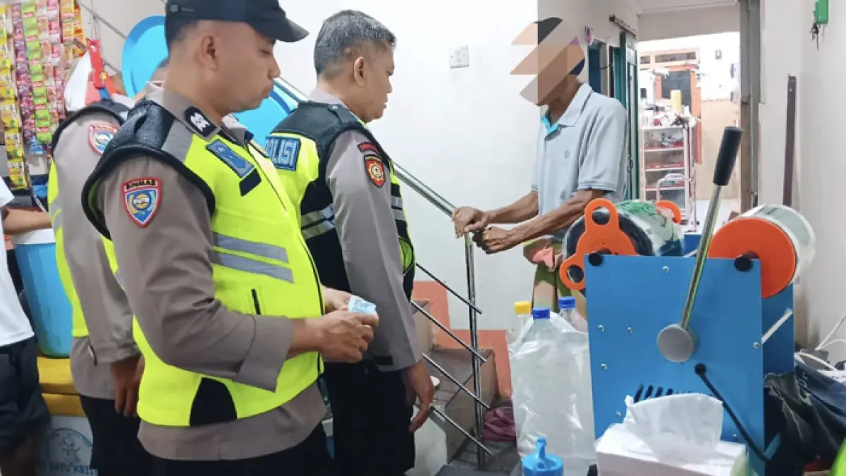 DIBEKUK: Polisi melakukan pemeriksaan terhadap pelaku penjual es moni. (POLSEK KUDUS UNTUK RADAR KUDUS)
