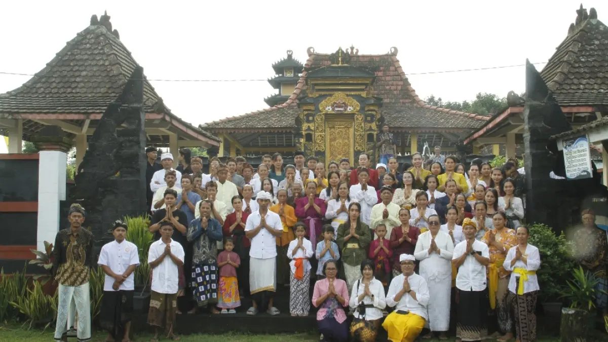 HANGAT: Suasana tradisi Kshama Mudita untuk saling maaf memaafkan antar umat Hindu usai menjalani Catur Brata Penyepian pada Jumat (20/3) pagi. (FIKRI THOHARUDIN/RADAR KUDUS)