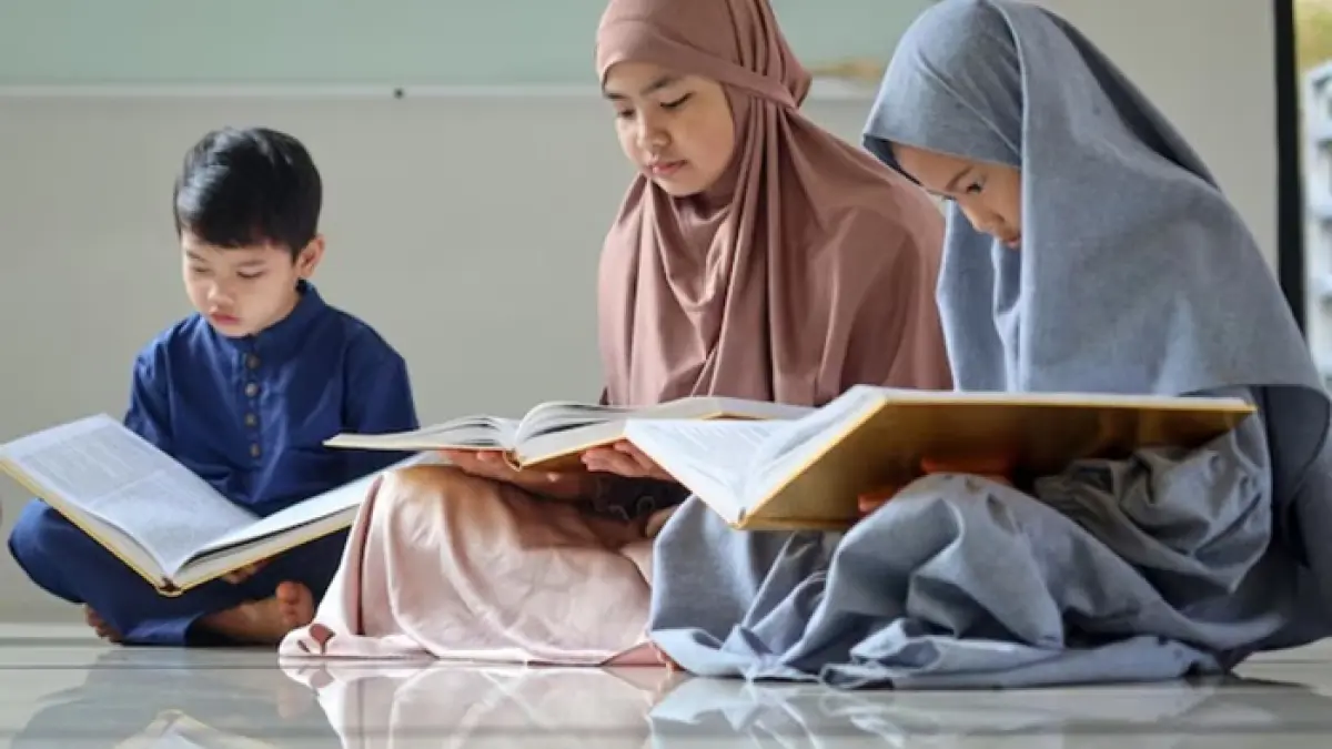 Ilustrasi membaca Alquran. (Freepik)