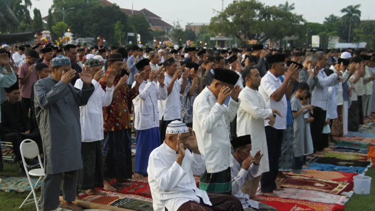 KHIDMAT: Jemaah tengah melakukan salat Idulfitri di Alun-alun Jepara I pada Jumat (20/3) pagi. (FIKRI THOHARUDIN/RADAR KUDUS)
