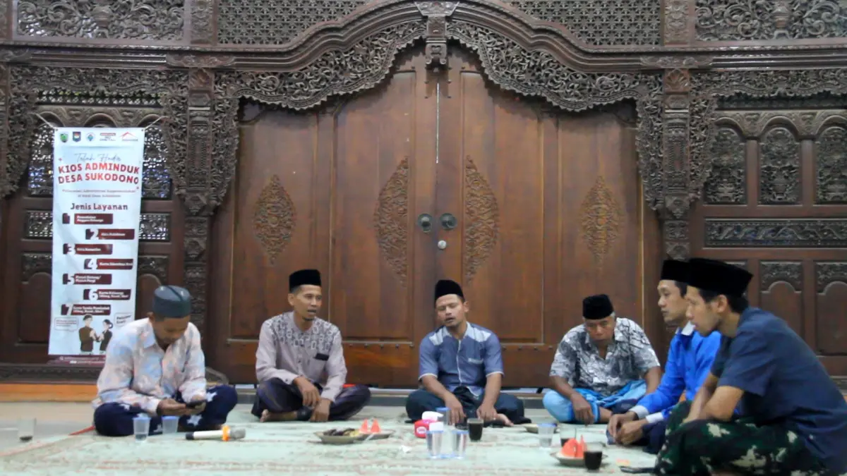 KHIDMAT: Sejumlah warga Desa Sukodono Kecamatan Tahunan, Jepara, uri-uri tradisi Tebiran di Balai Desa pada Jumat (20/3) malam seusai Isya. (FIKRI THOHARUDIN/RADAR KUDUS)