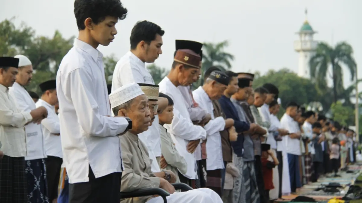 KHUSYUK: Jemaah sedang berada dalam rakaat pertama Salat Idulfitri. (FIKRI THOHARUDIN/RADAR KUDUS)