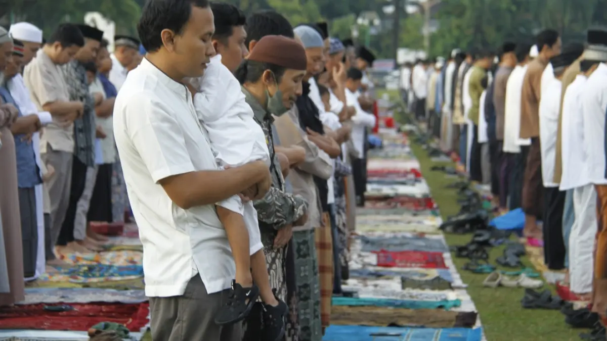 KHUSYUK: Jemaah sedang mendirikan Salat Idulfitri.(FIKRI THOHARUDIN/RADAR KUDUS)