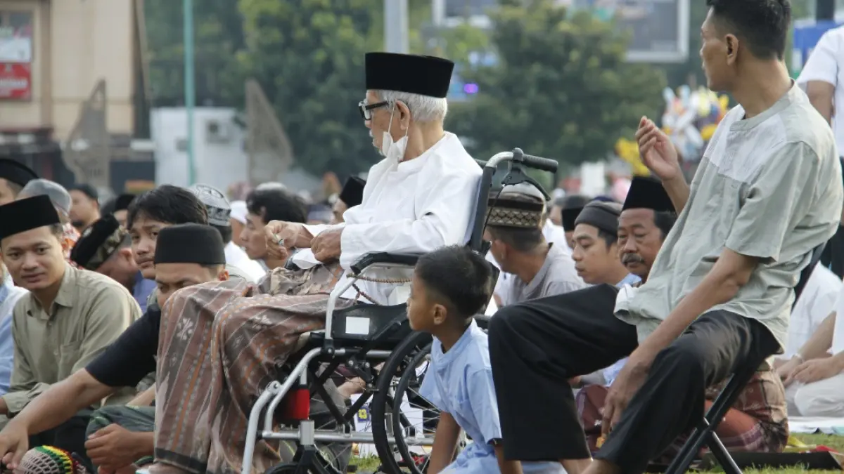PEDULI: Infaq jemaah yang terkumpul selama pelaksanaan Salat Idulfitri mencapai Rp 41 juta. (FIKRI THOHARUDIN/RADAR KUDUS)