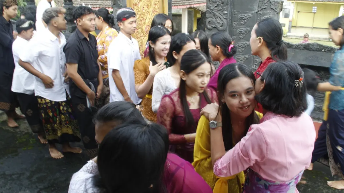 PENUH HARU: Prosesi tradisi Kshama Mudita yang dilakukan umat Hindu usai melakukan Catur Brata Penyepian dan persembahyangan Ngembak Geni.