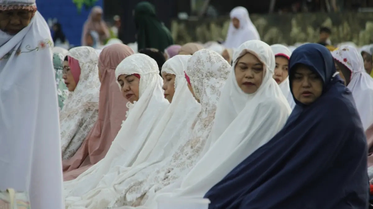 RAMPUNG: Jemaah perempuan tengah menyelesaikan Salat Idulfitri dengan salam. (FIKRI THOHARUDIN/RADAR KUDUS)