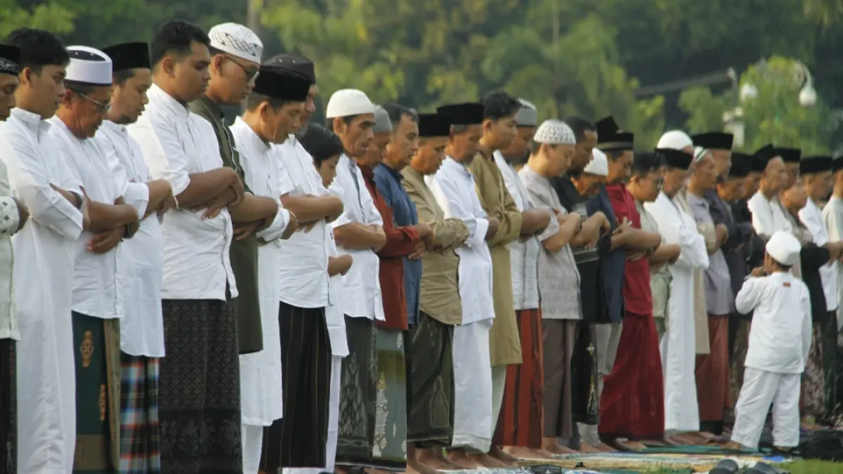 RAPAT: Shaf salat jemaah Salat Idulfitri rapat tanpa jarak.(FIKRI THOHARUDIN/RADAR KUDUS)