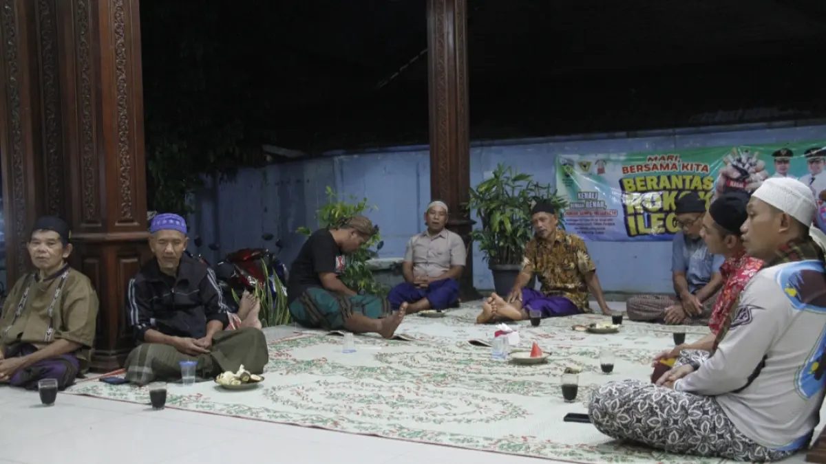 RILEKS: Warga mengikuti Tebiran dengan khidmat. (FIKRI THOHARUDIN/RADAR KUDUS)