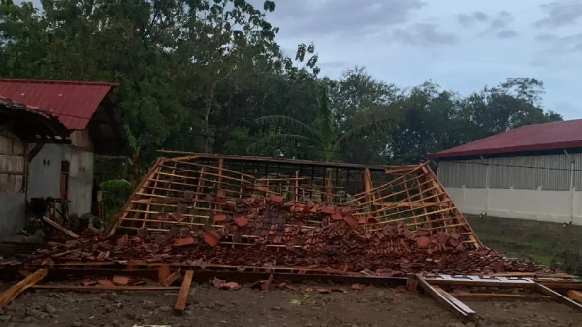 ROBOH: Salah satu rumah roboh di Desa Karangsono Kecamatan Karangrayung.