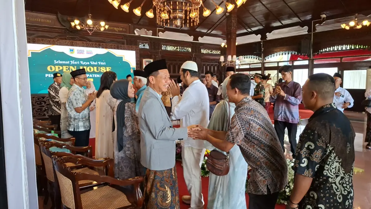 BERMAAFAN: Bupati Kudus Sam’ani Intakoris menyalami para tamu yang hadir di Open House Pendapa Kabupaten Kudus, Sabtu (21/3). (ANDIKA TRISNA SAPUTRA/RADAR KUDUS) 