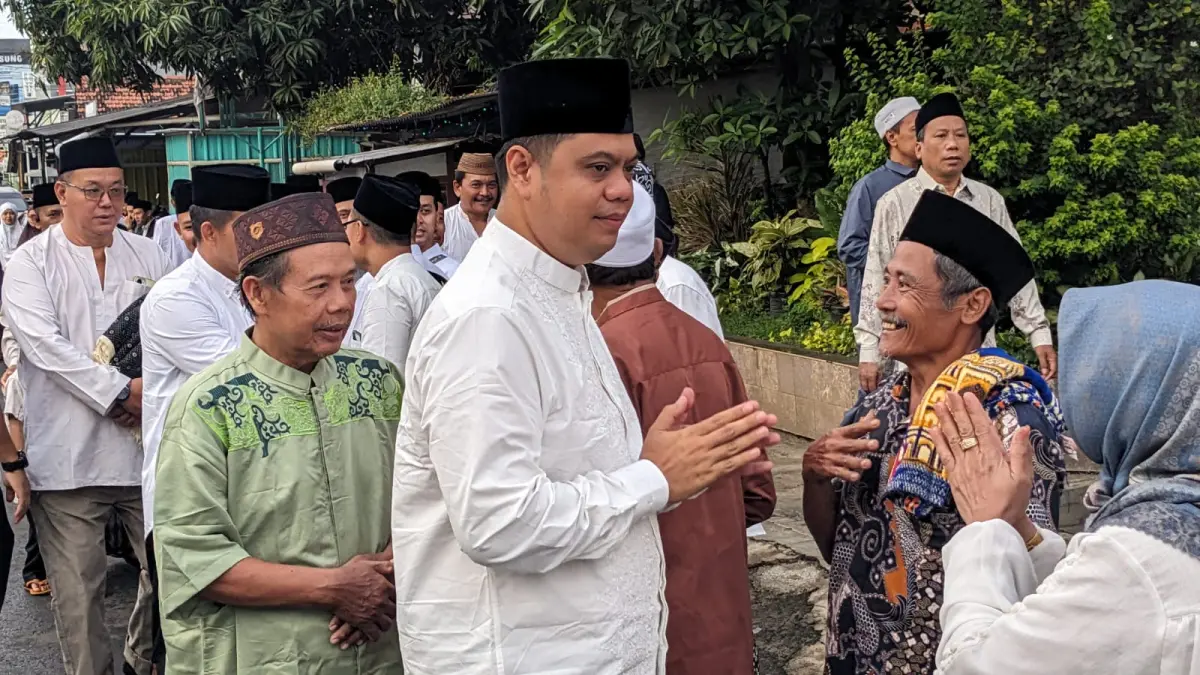 DEKAT: Bupati Jepara Witiarso Utomo menyapa warga saat Salat Id di Margoyoso, Kalinyamatan. 