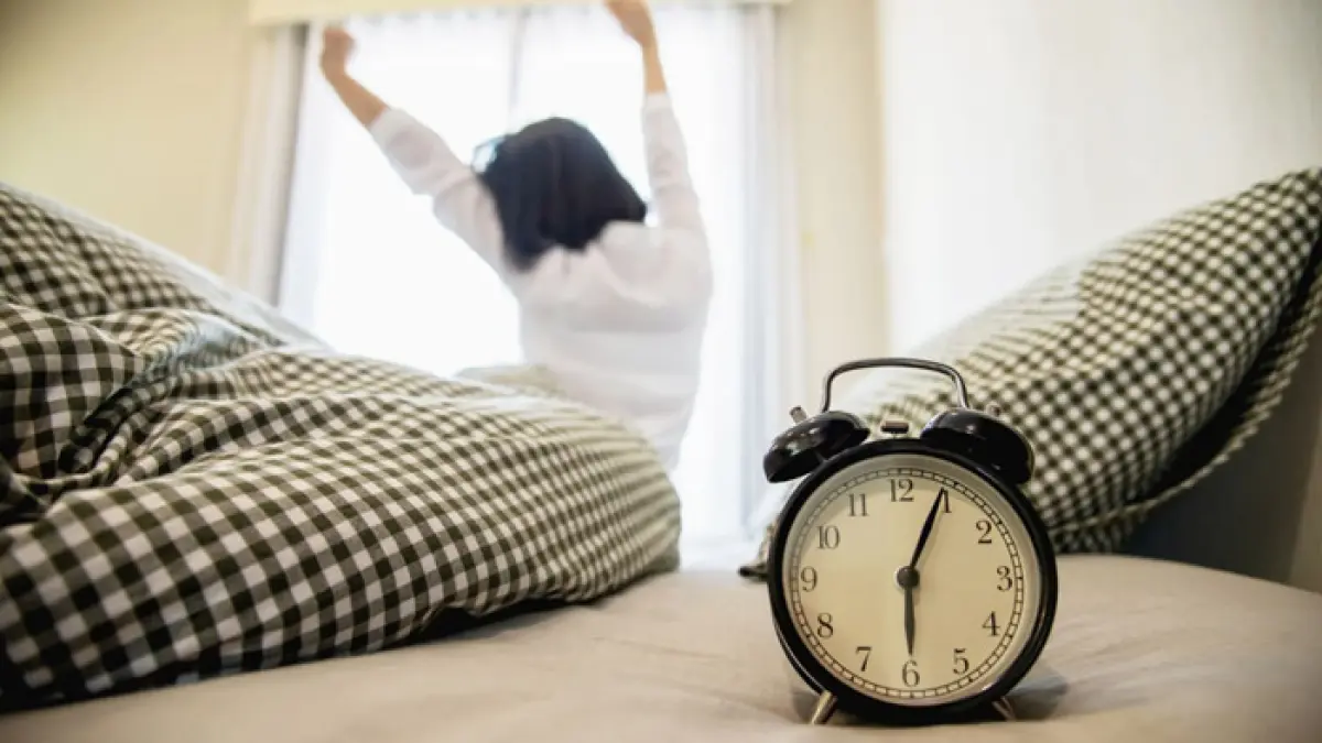 ilustrasi perempuan yang bangun tidur. (foto: Freepik)