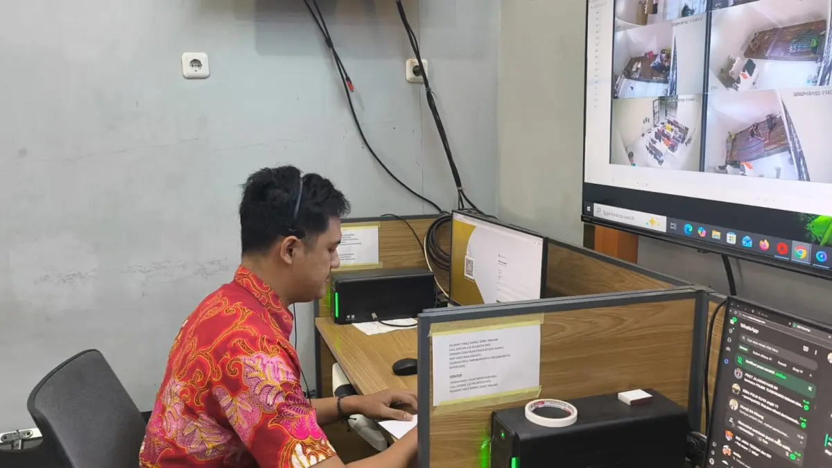 ANDRE FAIDHIL FALAH/RADAR KUDUS

STANDBY: Briptu Dony Ari Wibowo bersiaga di monitor pantauan mudik di Polresta Pati kemarin.