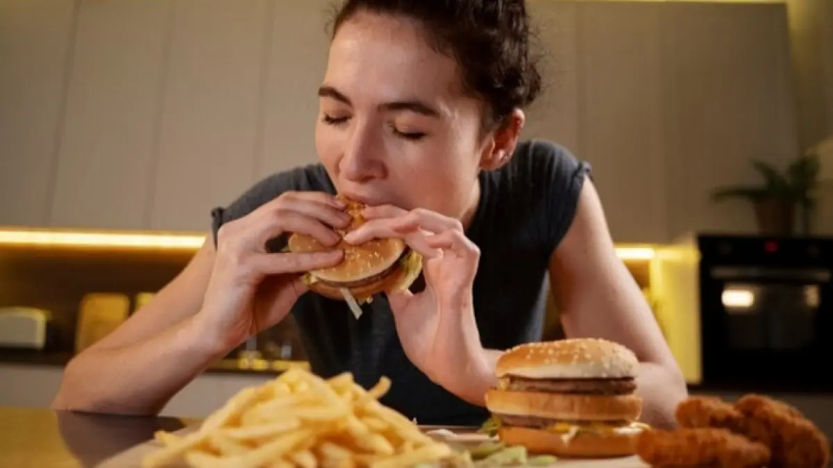 Ilustrasi mengunyah makanan. (foto: freepik)